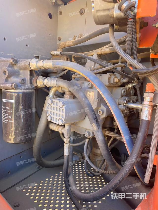 液壓泵艙室正面整體(整機外觀) 液壓泵艙室正面整體(整機外觀)