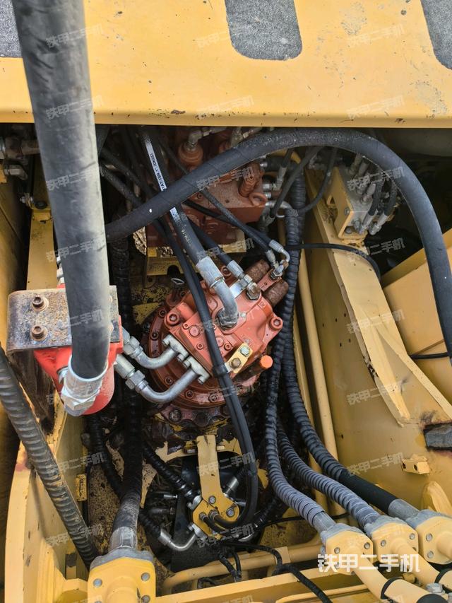 回轉(zhuǎn)馬達(dá)和主控閥（整機(jī)外觀）