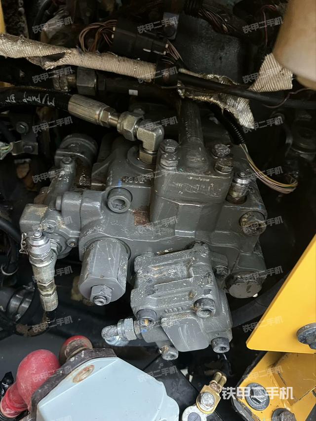 液壓泵艙室正面整體(整機(jī)外觀(guān)) 液壓泵艙室正面整體(整機(jī)外觀(guān))