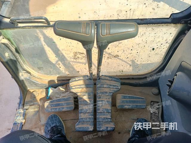 行走控制手柄和踏板?俯拍（駕駛室部分）