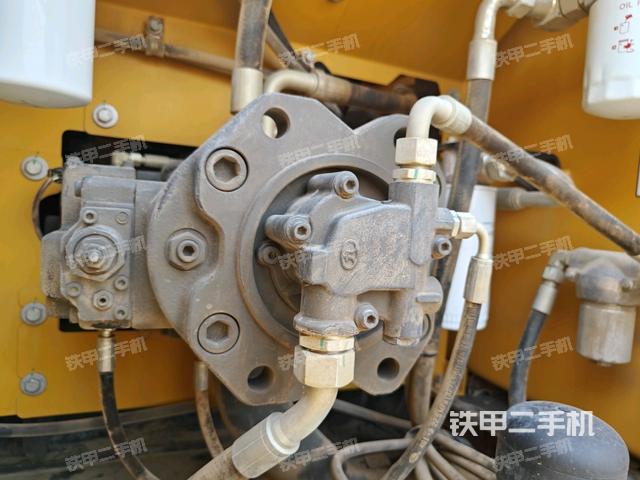 液壓泵艙室正面整體(整機(jī)外觀) 液壓泵艙室正面整體(整機(jī)外觀)