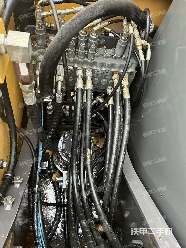 回轉(zhuǎn)馬達(dá)和主控閥(整機(jī)外觀(guān)) 回轉(zhuǎn)馬達(dá)和主控閥(整機(jī)外觀(guān))