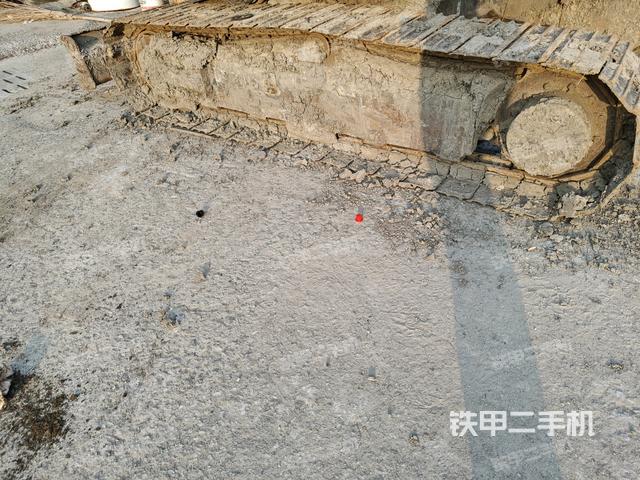 單側(cè)履帶整體(整機(jī)外觀) 單側(cè)履帶整體(整機(jī)外觀)