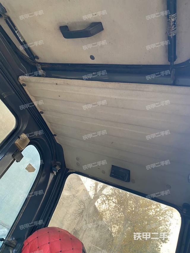 駕駛室頂部(整機(jī)外觀) 駕駛室頂部(整機(jī)外觀)