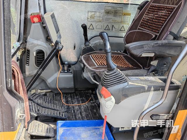 駕駛室整體（整機外觀）