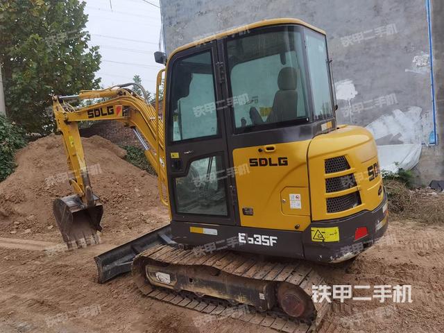 駕駛室頂部(整機(jī)外觀) 駕駛室頂部(整機(jī)外觀)