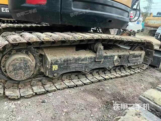 單側(cè)履帶整體(整機外觀) 單側(cè)履帶整體(整機外觀)