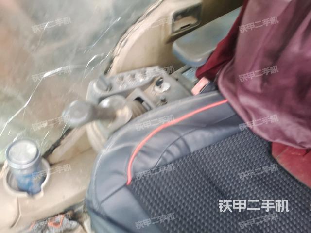 座椅右側(cè)控制臺/鑰匙門/油門/含右手柄(駕駛室部分) 座椅右側(cè)控制臺/鑰匙門/油門/含右手柄(駕駛室部分)