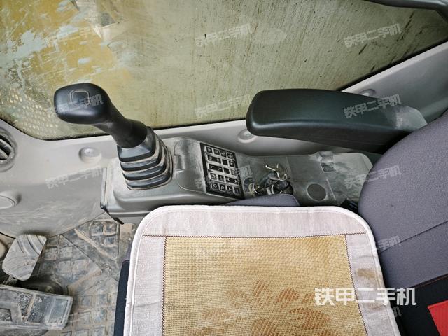 座椅右側(cè)控制臺(tái)/鑰匙門(mén)/油門(mén)/含右手柄(駕駛室部分) 座椅右側(cè)控制臺(tái)/鑰匙門(mén)/油門(mén)/含右手柄(駕駛室部分)