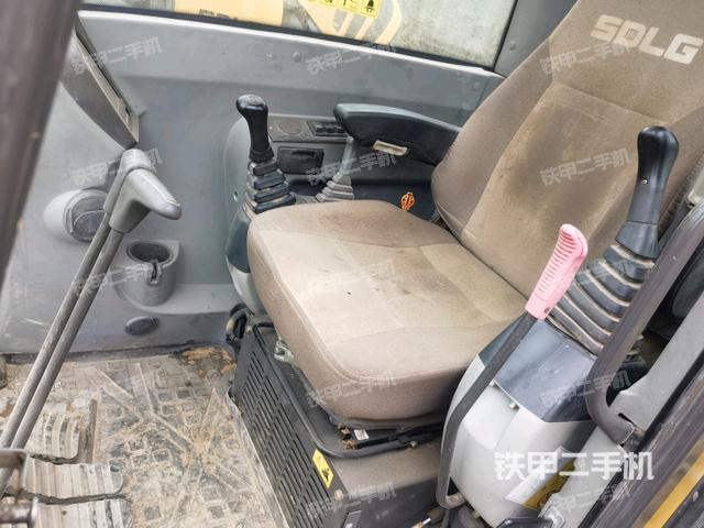 駕駛室整體(整機(jī)外觀) 駕駛室整體(整機(jī)外觀)
