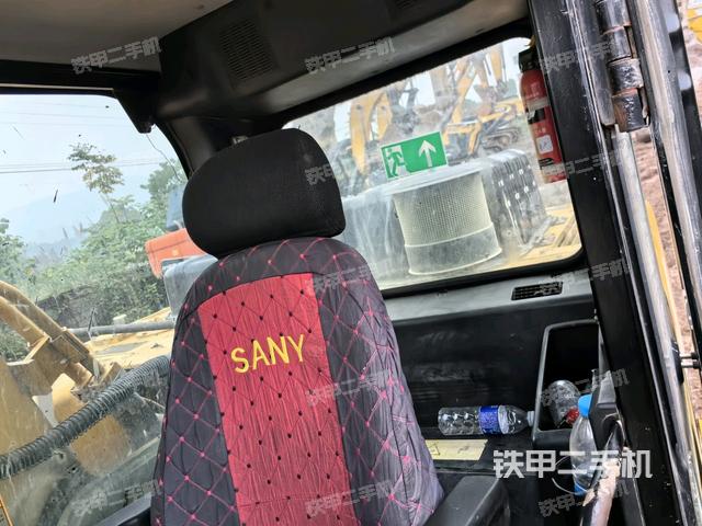 行走控制手柄和踏板?俯拍（駕駛室部分）