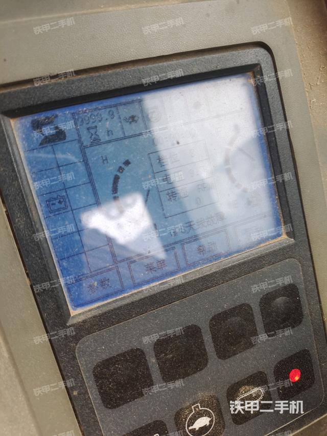 行走控制手柄和踏板?俯拍（駕駛室部分）