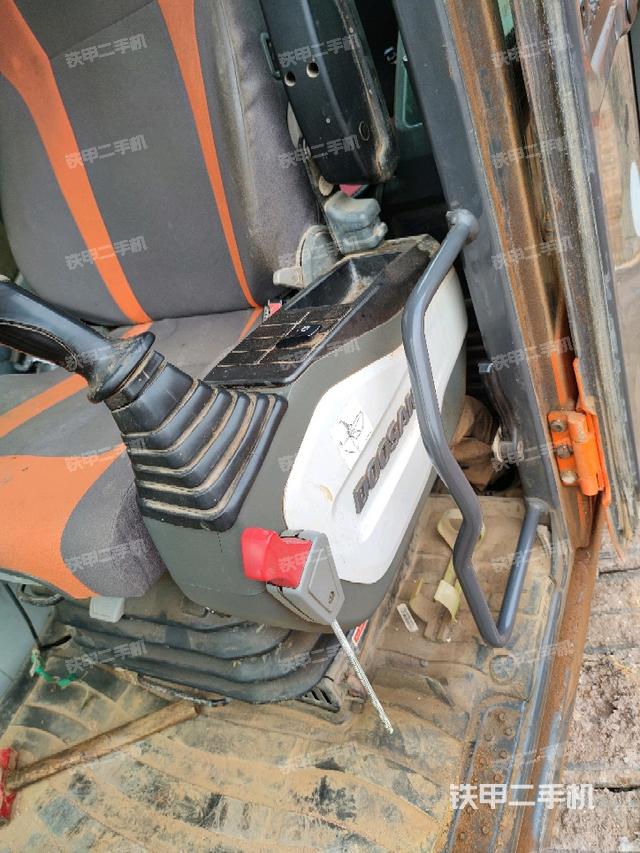 座椅左側(cè)控制臺(tái)/音響/含左手柄（駕駛室部分）