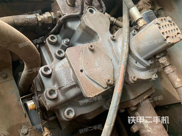 液壓泵艙室正面整體(整機(jī)外觀) 液壓泵艙室正面整體(整機(jī)外觀)