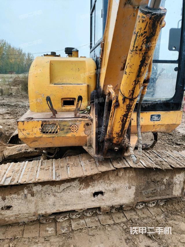 轉(zhuǎn)盤和下車架正前（工作和回轉(zhuǎn)裝置）