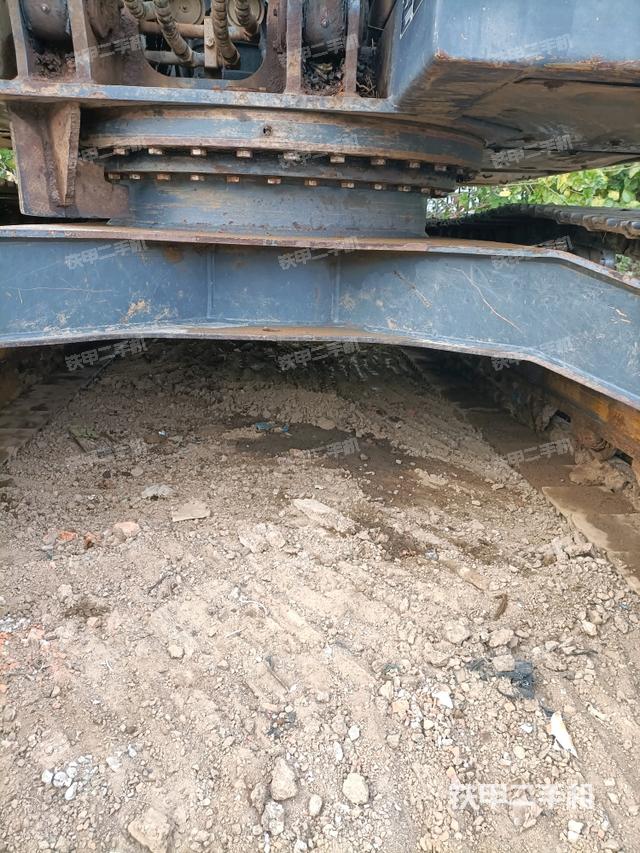 轉(zhuǎn)盤和下車架正前（工作和回轉(zhuǎn)裝置）