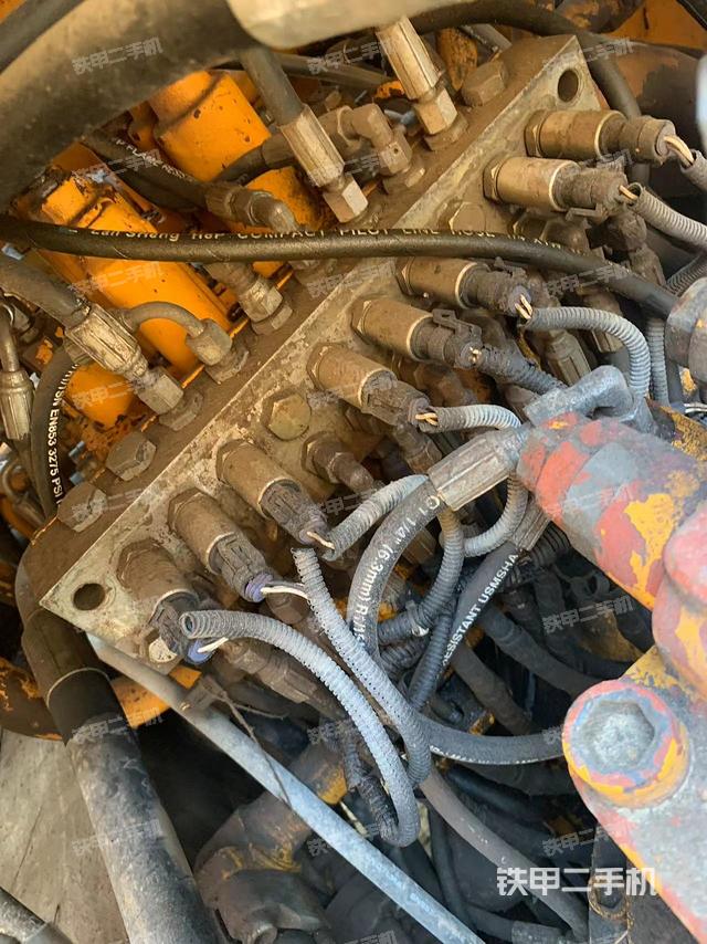 回轉(zhuǎn)馬達和主控閥(整機外觀) 回轉(zhuǎn)馬達和主控閥(整機外觀)