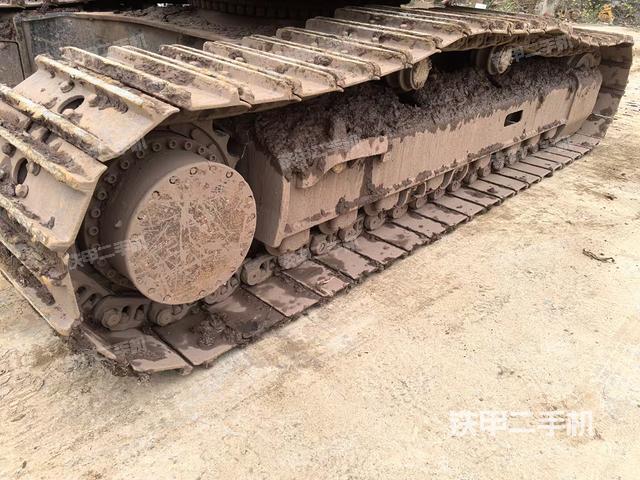 單側(cè)履帶整體(整機(jī)外觀) 單側(cè)履帶整體(整機(jī)外觀)