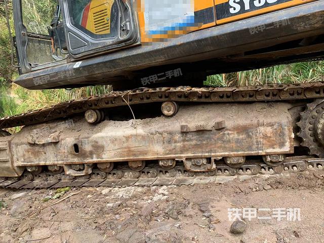 單側(cè)履帶整體(整機外觀) 單側(cè)履帶整體(整機外觀)