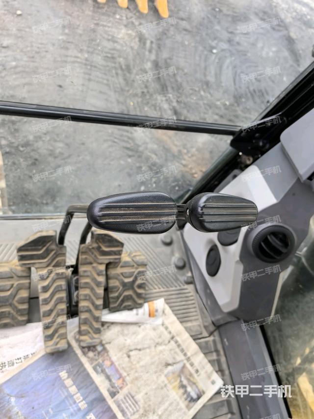 行走控制手柄和踏板?俯拍（駕駛室部分）