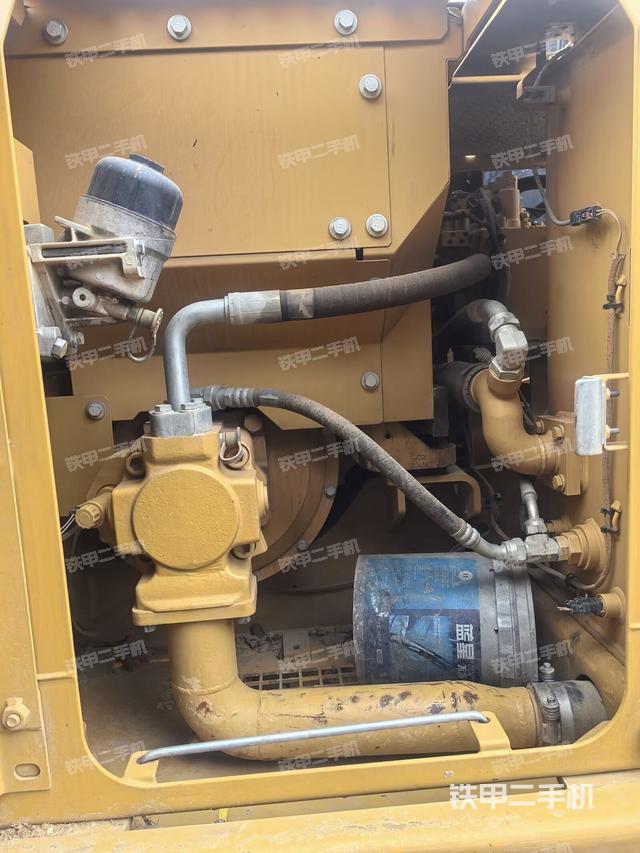 液壓泵艙室正面整體(整機(jī)外觀) 液壓泵艙室正面整體(整機(jī)外觀)