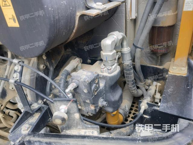 液壓泵艙室正面整體(整機(jī)外觀) 液壓泵艙室正面整體(整機(jī)外觀)