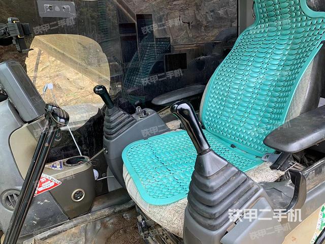 駕駛室整體(整機外觀) 駕駛室整體(整機外觀)