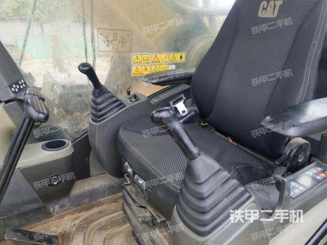 駕駛室整體(整機(jī)外觀) 駕駛室整體(整機(jī)外觀)