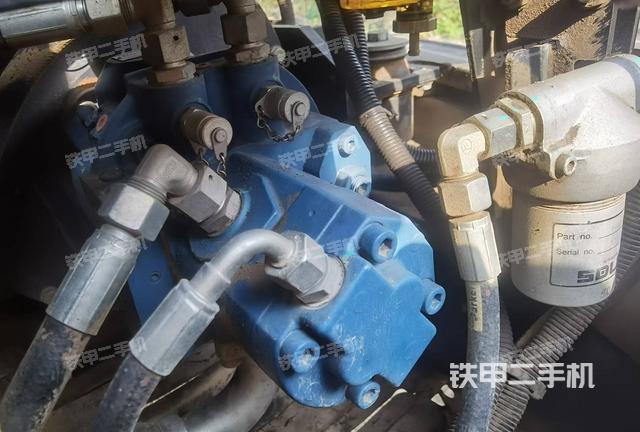 液壓泵艙室正面整體(整機外觀) 液壓泵艙室正面整體(整機外觀)