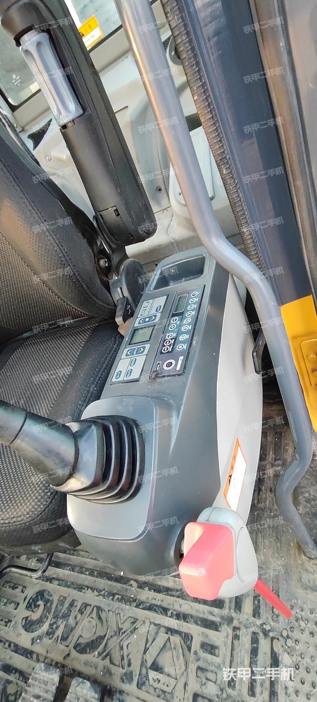 座椅右側(cè)控制臺(tái)/鑰匙門/油門/含右手柄（駕駛室部分）