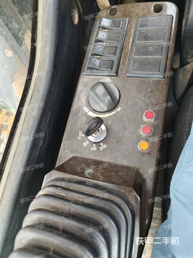 座椅右側(cè)控制臺(tái)/鑰匙門(mén)/油門(mén)/含右手柄（駕駛室部分）