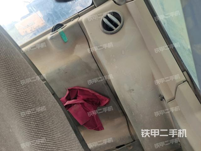 行走控制手柄和踏板?俯拍（駕駛室部分）