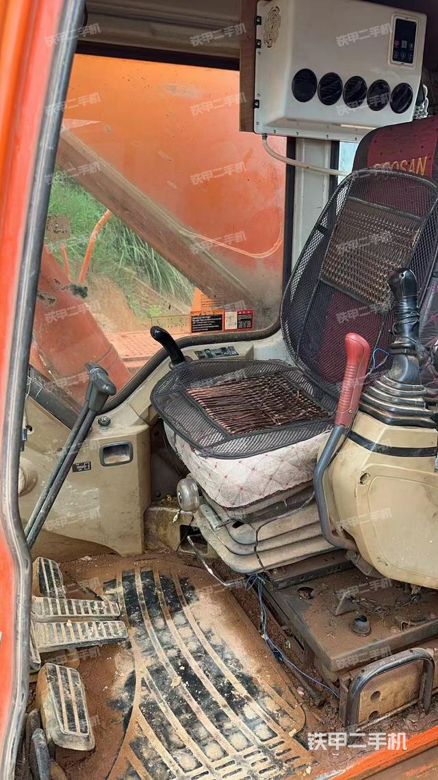 駕駛室頂部(整機外觀) 駕駛室頂部(整機外觀)