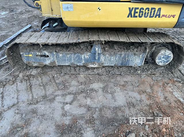 單側(cè)履帶整體(整機外觀) 單側(cè)履帶整體(整機外觀)