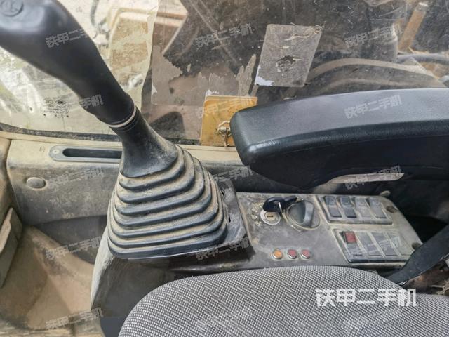 座椅右側(cè)控制臺/鑰匙門/油門/含右手柄(駕駛室部分) 座椅右側(cè)控制臺/鑰匙門/油門/含右手柄(駕駛室部分)