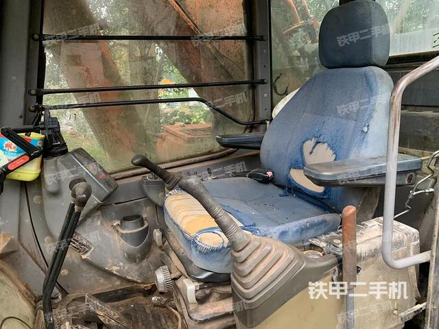 駕駛室整體(整機(jī)外觀) 駕駛室整體(整機(jī)外觀)