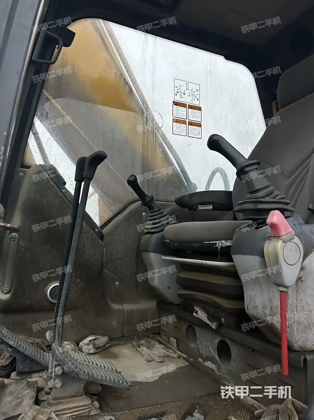 左后方玻璃角標(biāo)（駕駛室部分）