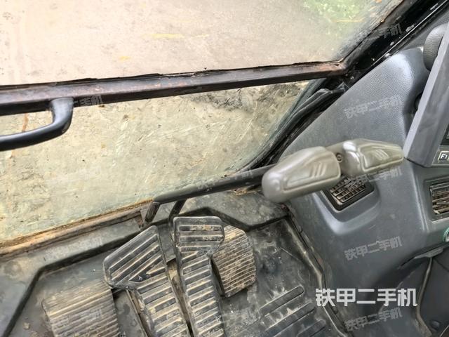 行走控制手柄和踏板?俯拍（駕駛室部分）