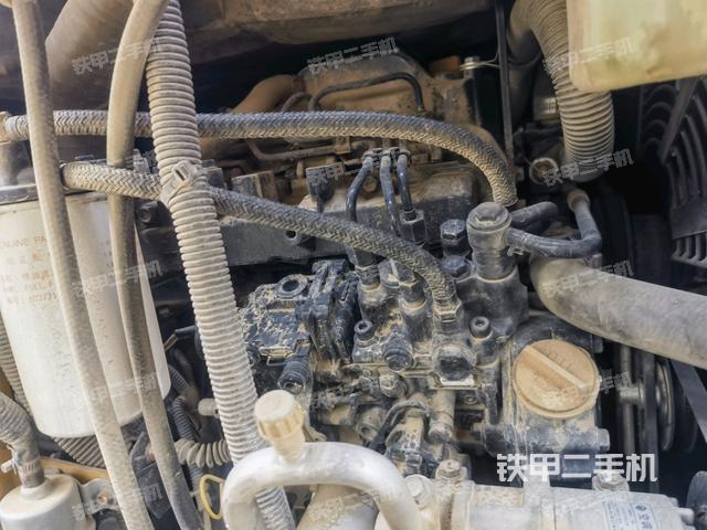 液壓泵艙室正面整體(整機外觀) 液壓泵艙室正面整體(整機外觀)