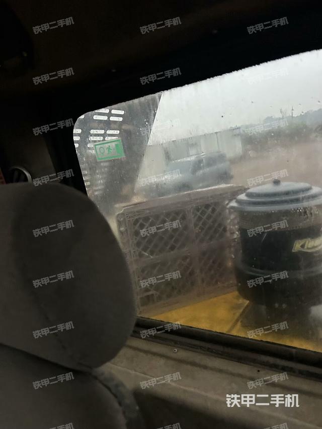 行走控制手柄和踏板?俯拍（駕駛室部分）