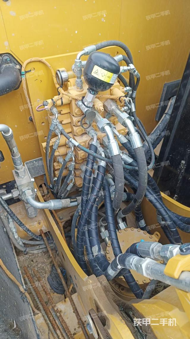 回轉(zhuǎn)馬達(dá)和主控閥(整機(jī)外觀) 回轉(zhuǎn)馬達(dá)和主控閥(整機(jī)外觀)