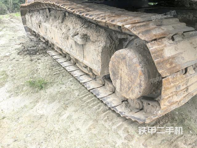右側(cè)履帶整體(行走機構(gòu)) 右側(cè)履帶整體(行走機構(gòu))