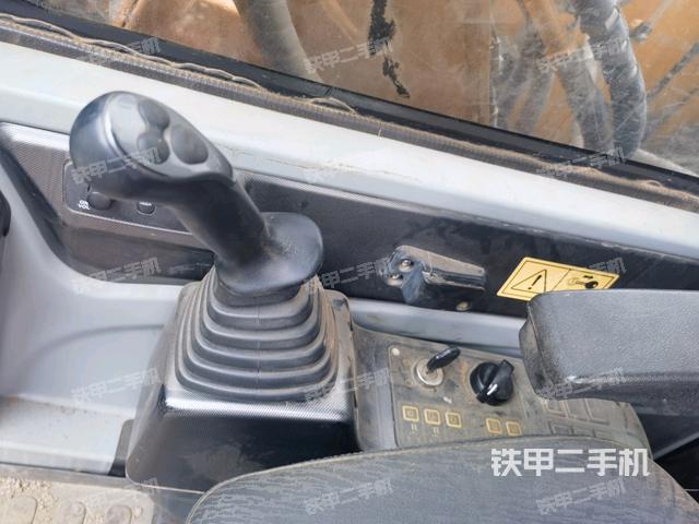 座椅右側(cè)控制臺(tái)/鑰匙門/油門/含右手柄(駕駛室部分) 座椅右側(cè)控制臺(tái)/鑰匙門/油門/含右手柄(駕駛室部分)