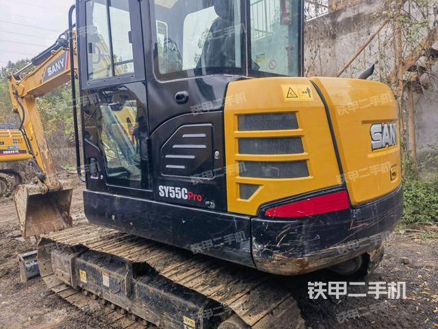 駕駛室頂部(整機(jī)外觀) 駕駛室頂部(整機(jī)外觀)