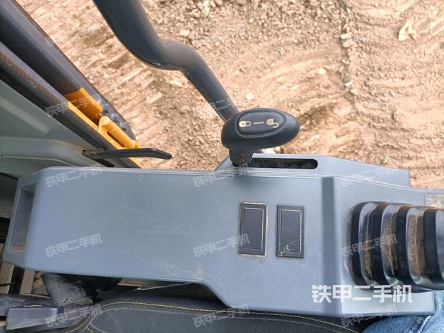 座椅左側(cè)控制臺/音響/含左手柄（駕駛室部分）