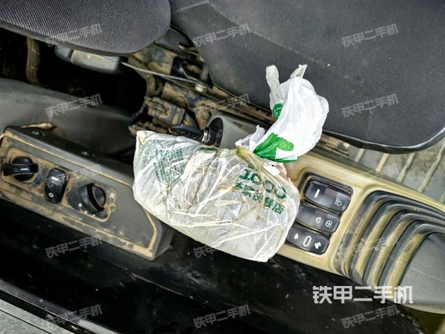 座椅右側(cè)控制臺/鑰匙門/油門/含右手柄(駕駛室部分) 座椅右側(cè)控制臺/鑰匙門/油門/含右手柄(駕駛室部分)