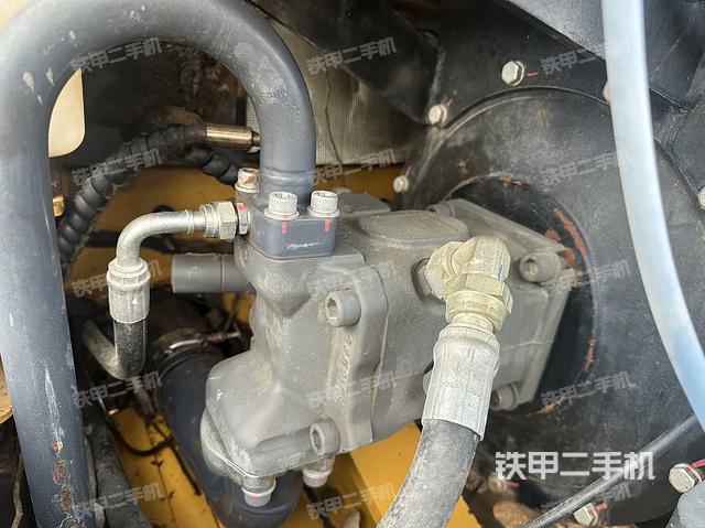 液壓泵艙室正面整體(整機外觀) 液壓泵艙室正面整體(整機外觀)