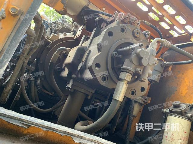 液壓泵艙室正面整體(整機外觀) 液壓泵艙室正面整體(整機外觀)