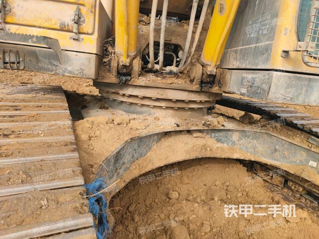 轉(zhuǎn)盤和下車架正前(工作和回轉(zhuǎn)裝置) 轉(zhuǎn)盤和下車架正前(工作和回轉(zhuǎn)裝置)