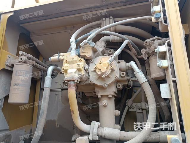 液壓泵艙室正面整體(整機(jī)外觀) 液壓泵艙室正面整體(整機(jī)外觀)